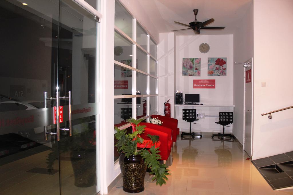 Easyrest Hotel Петалинг Джая Екстериор снимка