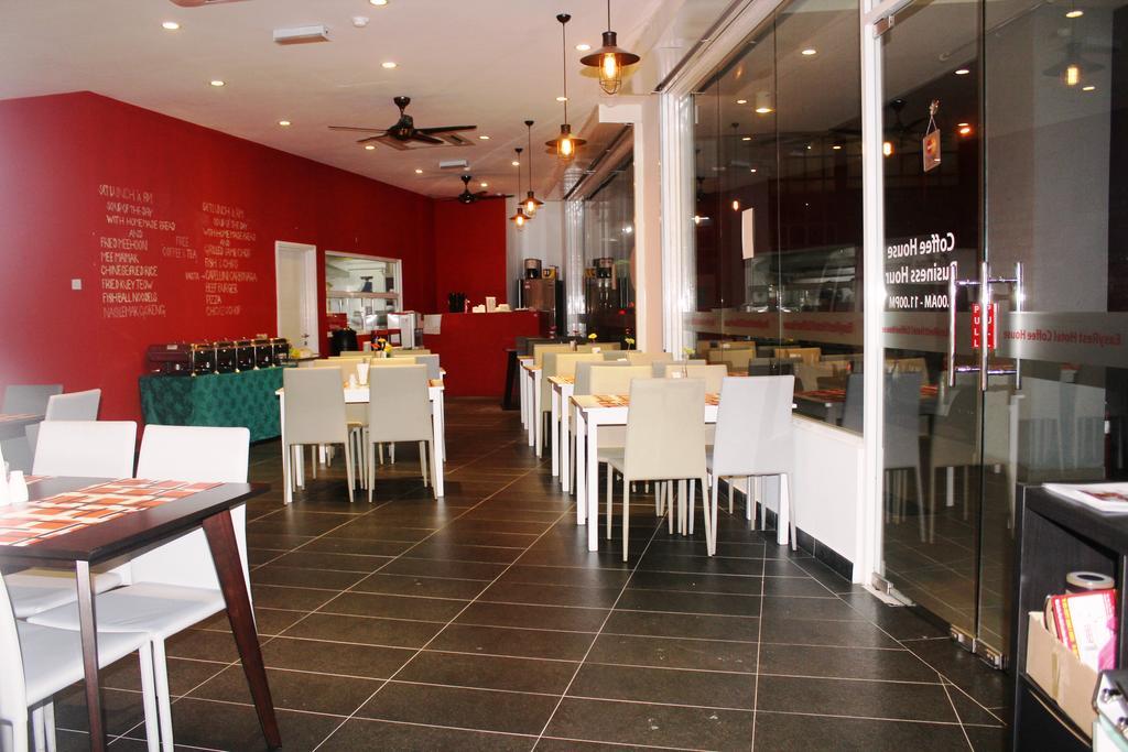 Easyrest Hotel Петалинг Джая Екстериор снимка