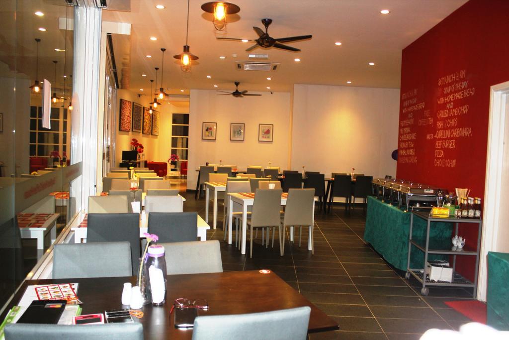 Easyrest Hotel Петалинг Джая Екстериор снимка
